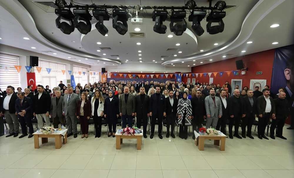 12 Bi̇n 800 Üyesi̇ Olan Ak Kadinlar Seçi̇me Gi̇tti̇