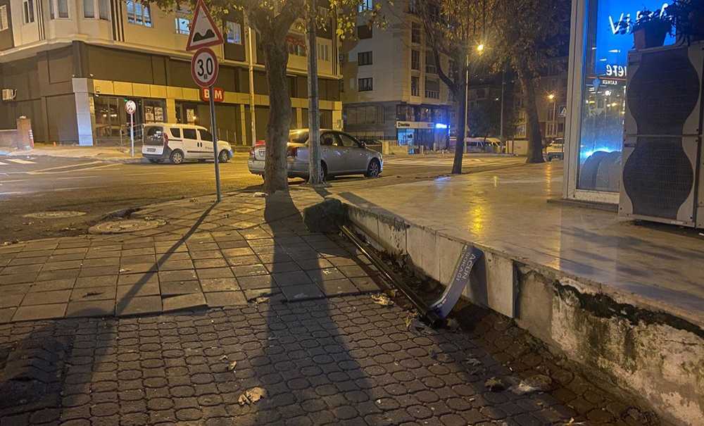 Acun Sokaği Tabelasi Yerlerde