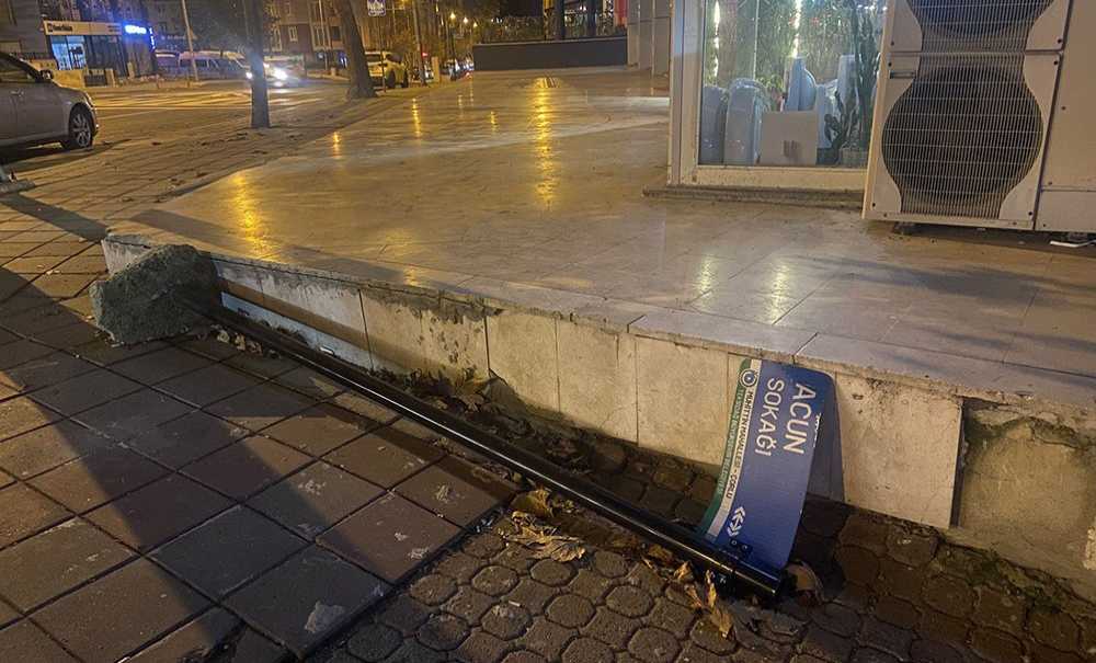 Acun Sokaği Tabelasi Yerlerde