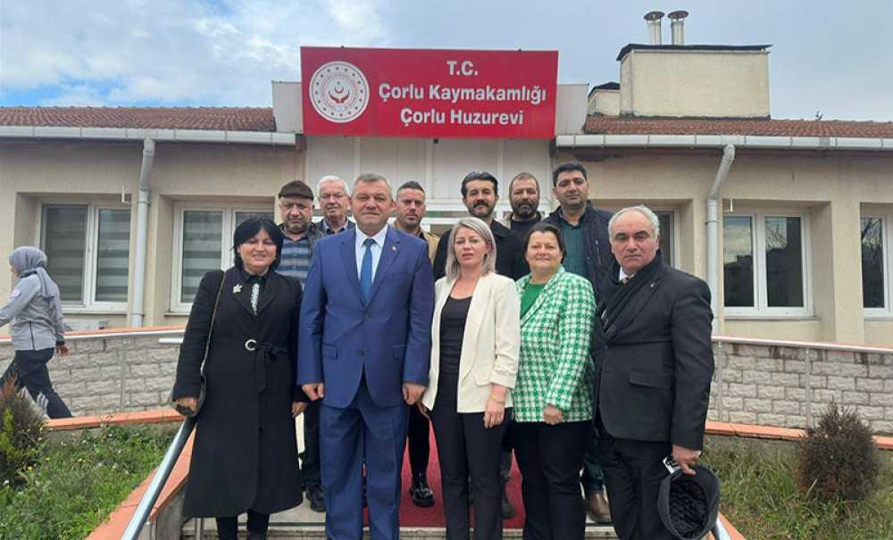 Ak Parti Huzurevini Ziyaret Etti