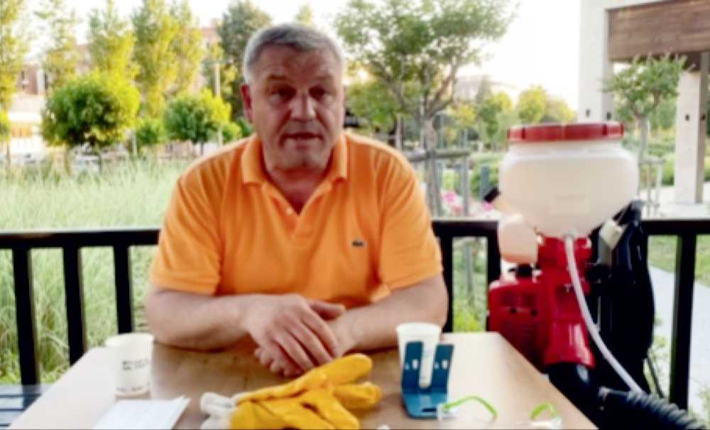 Ak Parti İlçe Başkanı'ndan Sineklere Karşı Sırt Pompalı Protesto