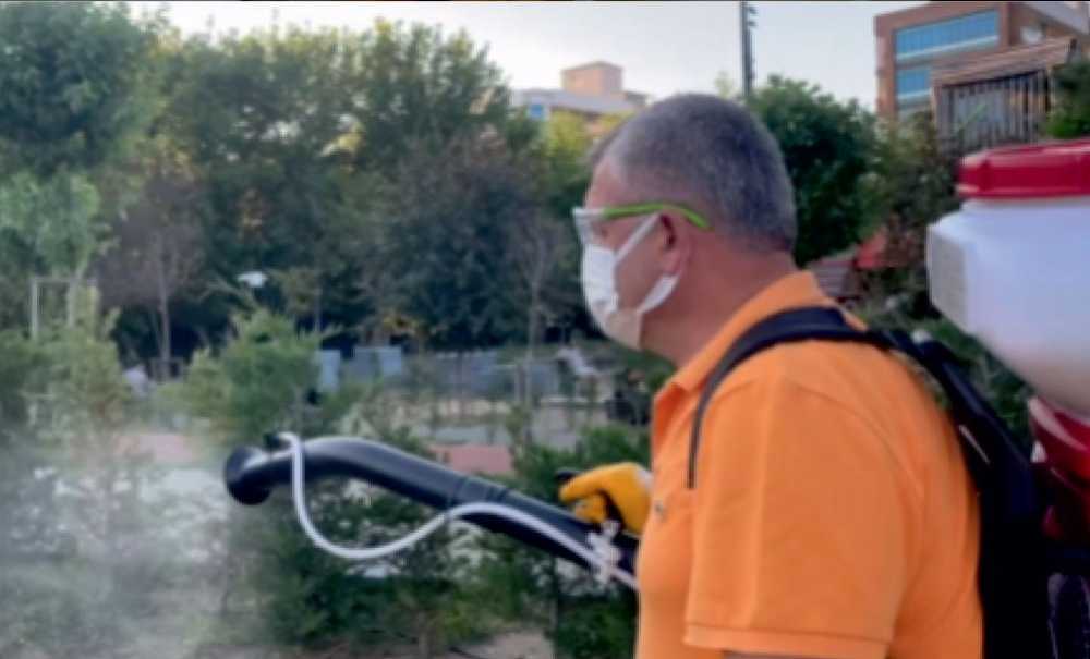 Ak Parti İlçe Başkanı'ndan Sineklere Karşı Sırt Pompalı Protesto