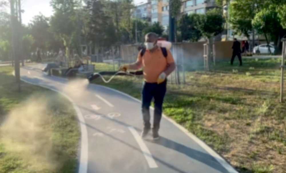 Ak Parti İlçe Başkanı'ndan Sineklere Karşı Sırt Pompalı Protesto