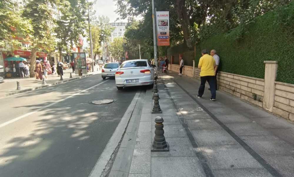 Ana Cadde Üzerine Araç Park Edilmesine Tepki