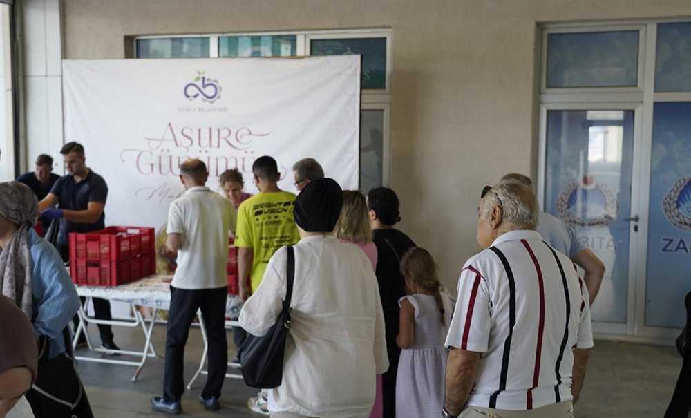 Atakent Pazar Yeri'nde Aşure İkramı