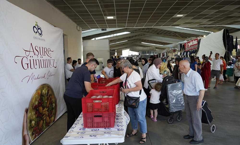 Atakent Pazar Yeri'nde Aşure İkramı