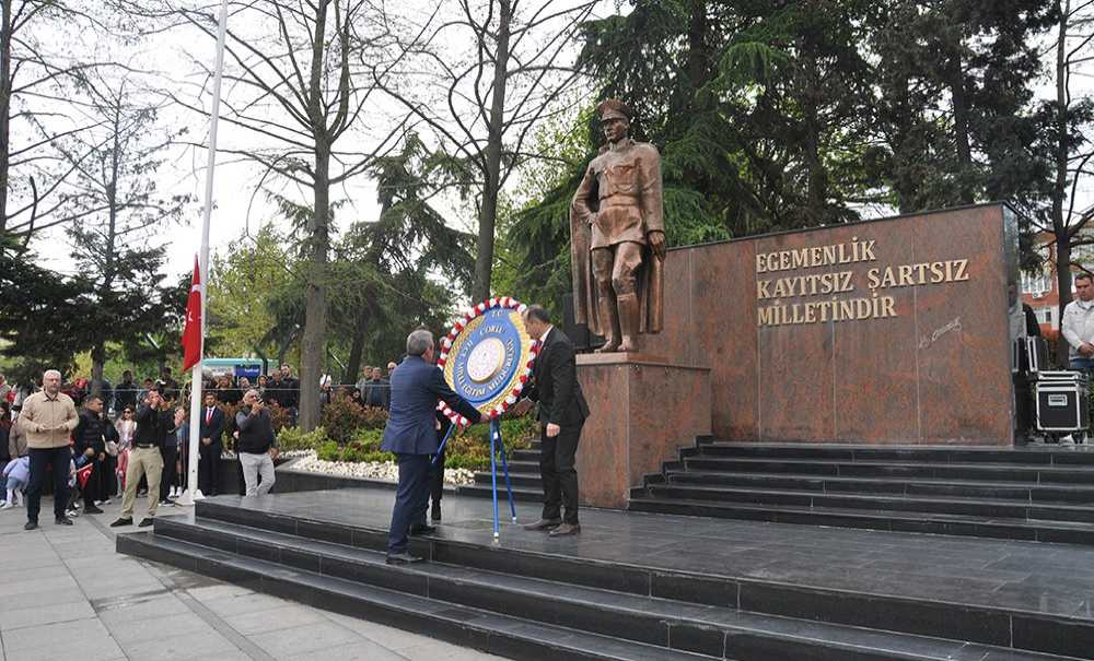 Atatürk Anıtına Çelenkler Sunuldu