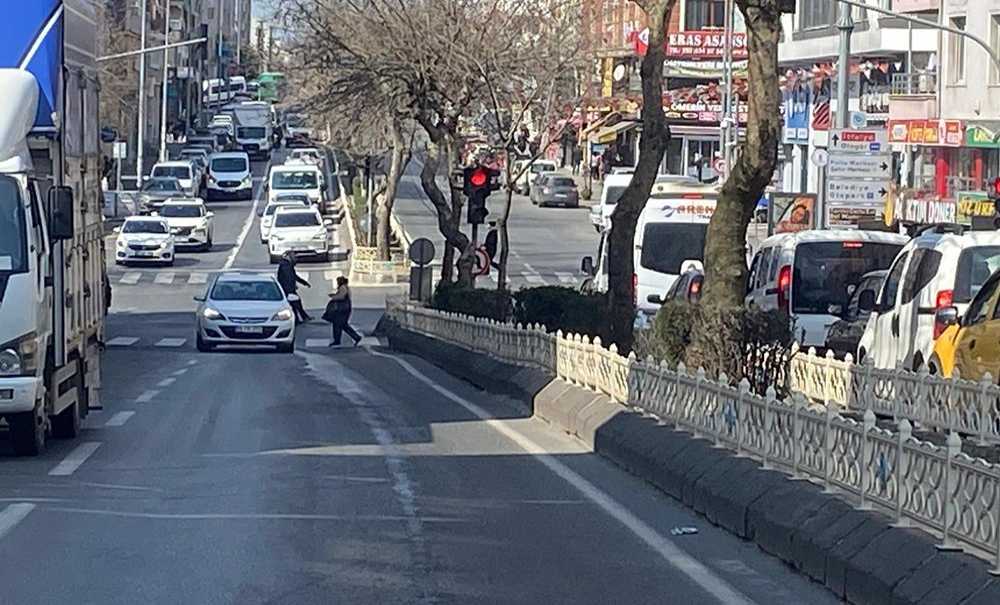 Atatürk Bulvarı'nda Refüjler Yenilendi