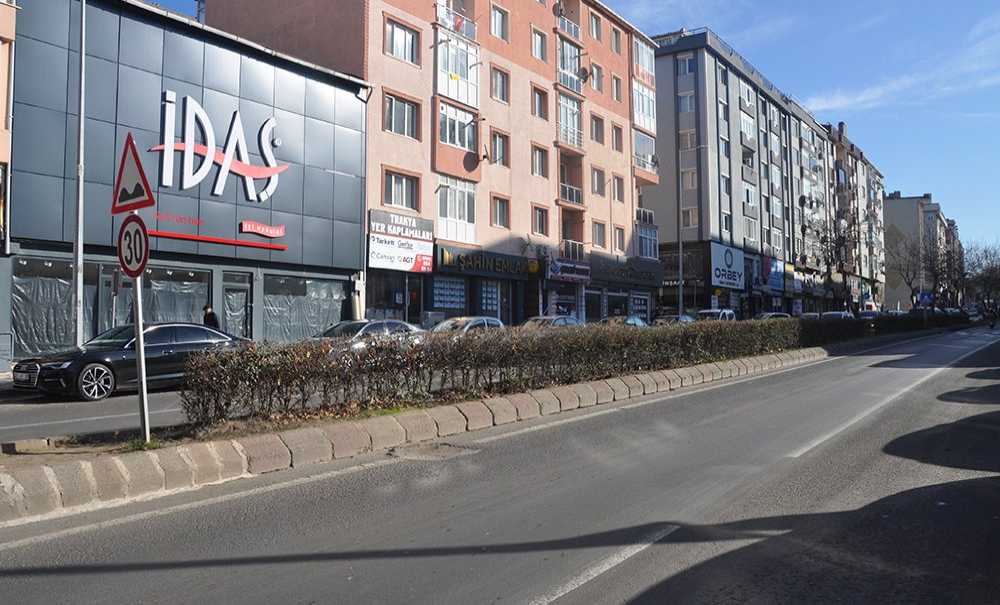 Atatürk Bulvarı'nda Refüjler Yenilendi