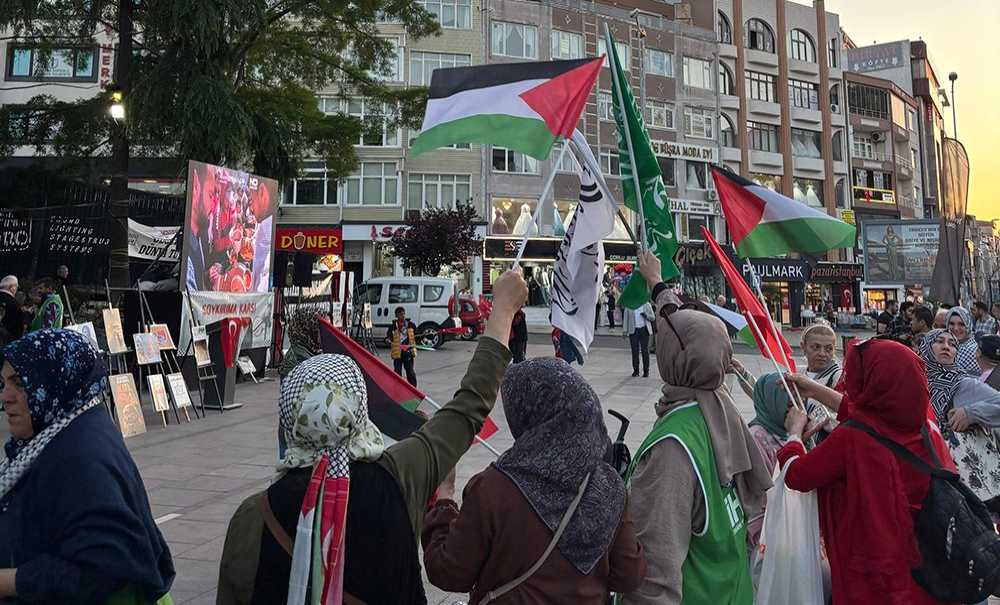 Atatürk Meydanı'nda Filistin Bayrakları Dalgalandı