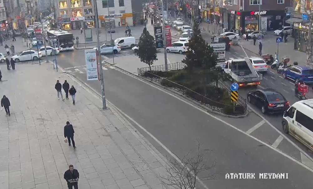 Atatürk Meydanı'nda Trafik Çilesi