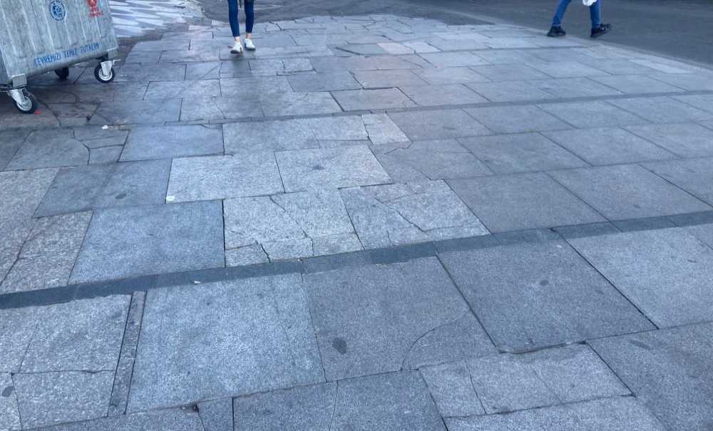 Atatürk Meydanı'ndaki Kırık Taşlar Tepki Çekiyor
