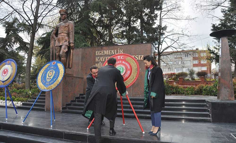 Avukatlar Atatürk Anıtına Çelenk Sundu