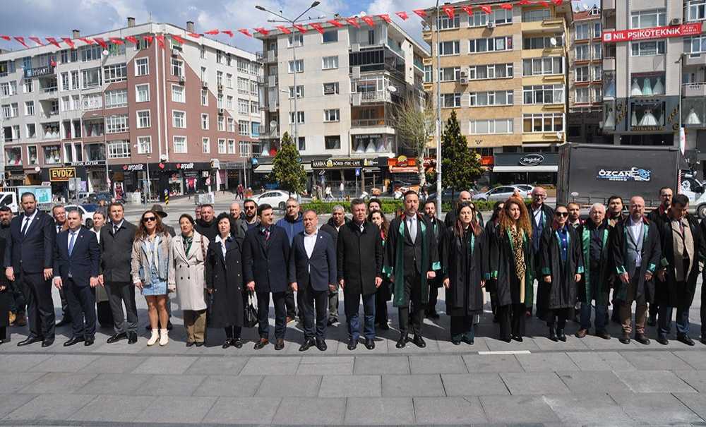 Avukatlar Atatürk Anıtına Çelenk Sundu