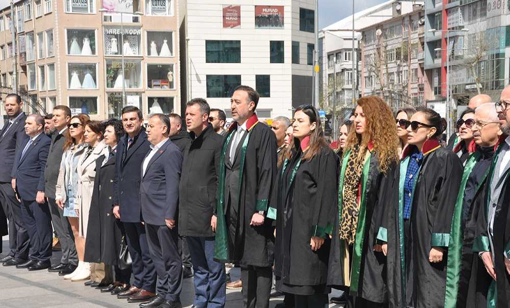 Avukatlar Atatürk Anıtına Çelenk Sundu