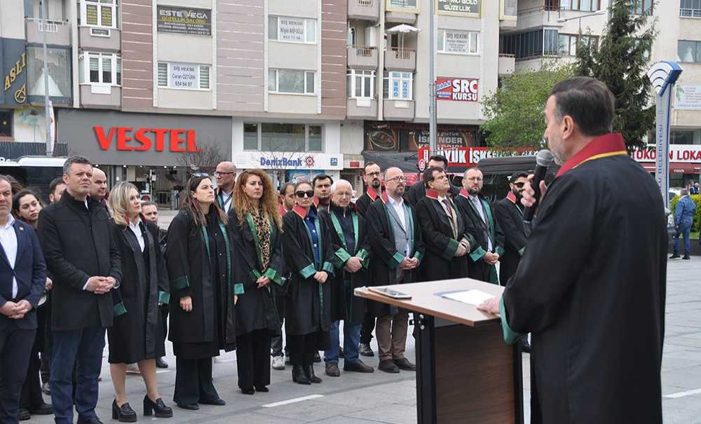Avukatlar Atatürk Anıtına Çelenk Sundu
