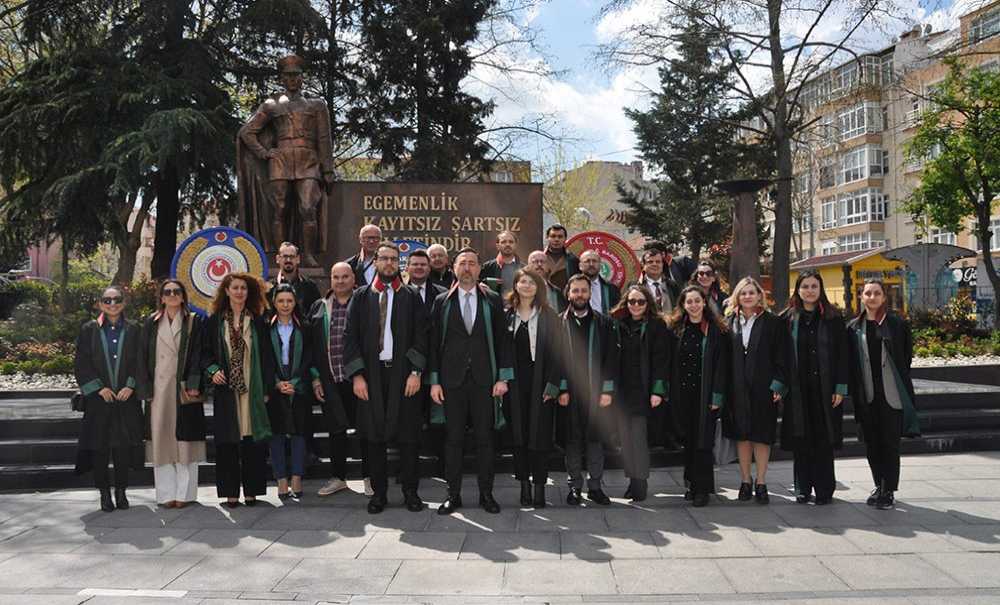 Avukatlar Atatürk Anıtına Çelenk Sundu