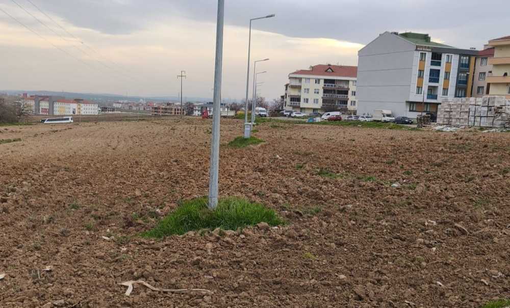 Aydınlatma Direkleri 10 Yıldır Yol Bekliyor!