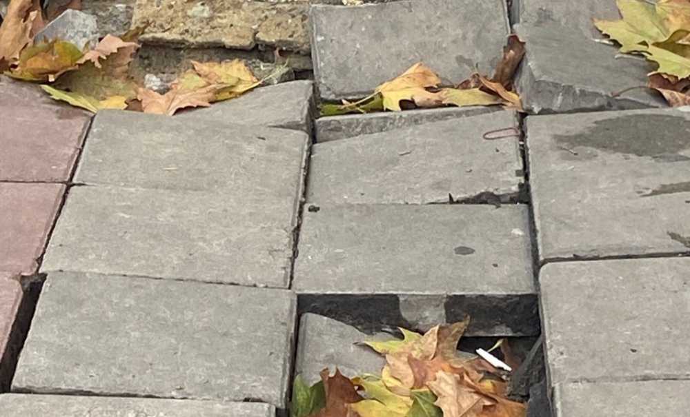 Aylardır Yapılmayan Kaldırım, Tamamen Çöktü