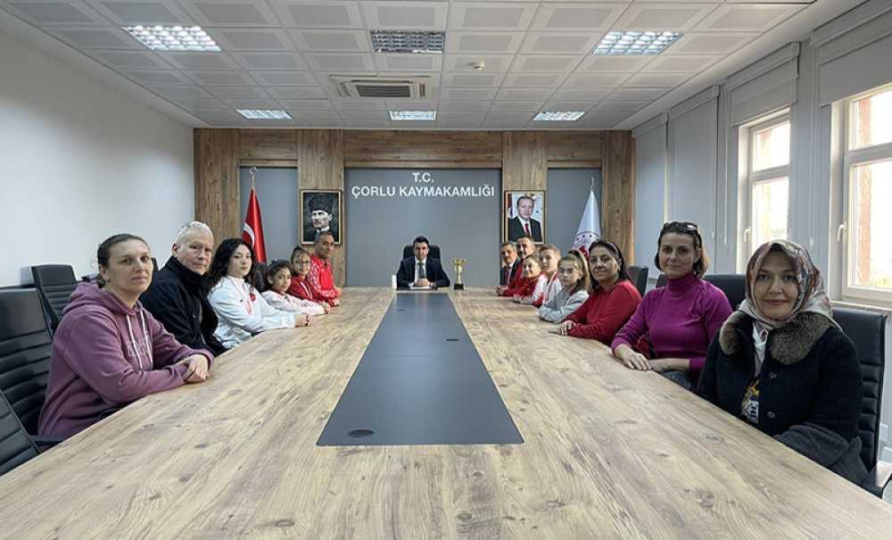 Başarılı Karateciler Kaymakam Eren'i Ziyaret Etti