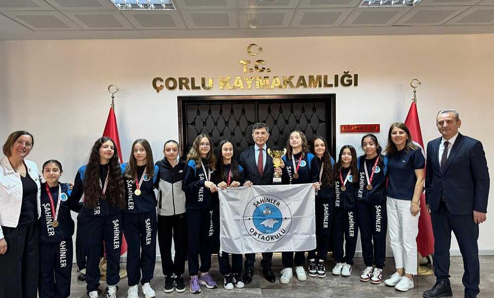 Başarılı Voleybolcular Kaymakam Erten'i Ziyaret Etti