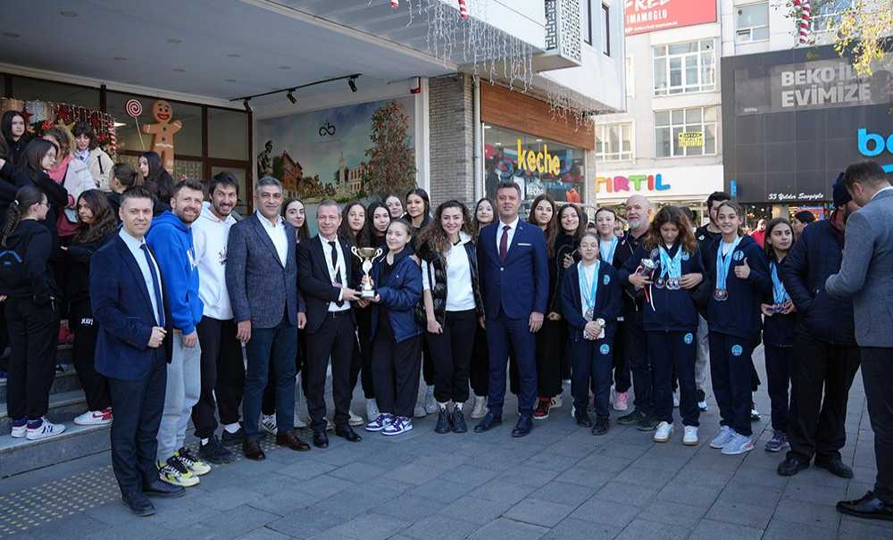 Başkan Sarıkurt, Başarılı Sporcuları Ağırladı