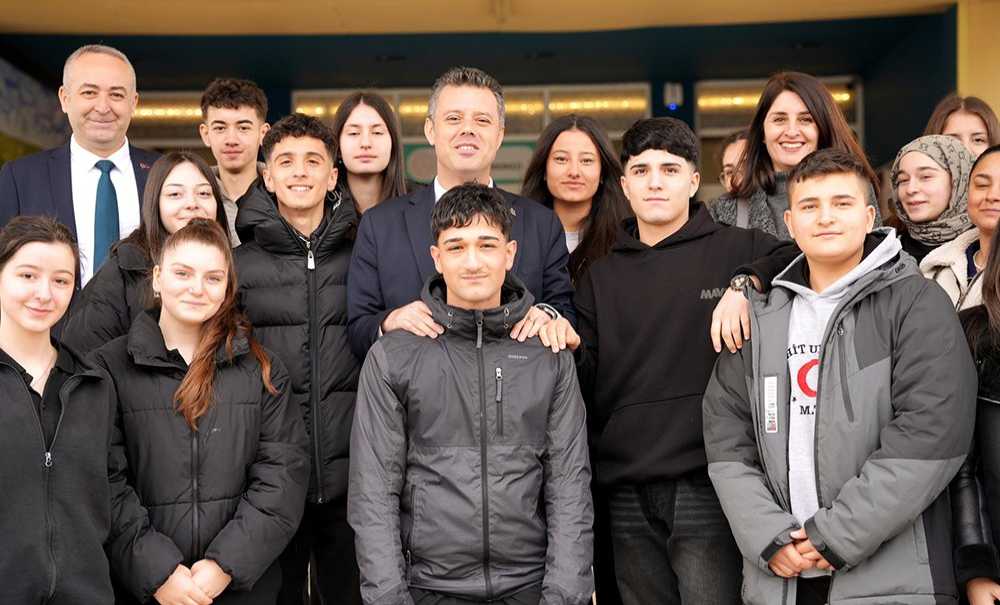 Başkan Sarikurt Halk Kütüphanesi̇ni̇ Zi̇yaret Etti̇