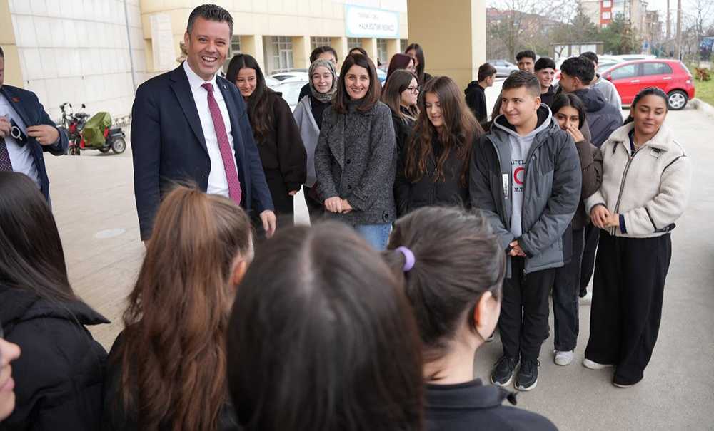 Başkan Sarikurt Halk Kütüphanesi̇ni̇ Zi̇yaret Etti̇