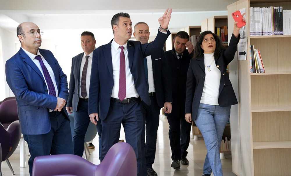 Başkan Sarikurt Halk Kütüphanesi̇ni̇ Zi̇yaret Etti̇
