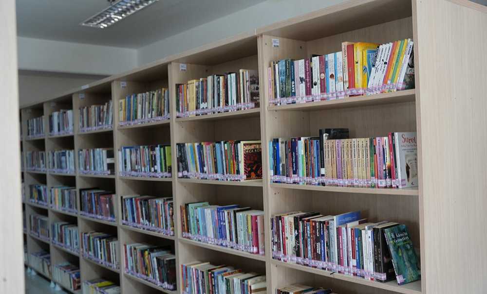 Başkan Sarikurt Halk Kütüphanesi̇ni̇ Zi̇yaret Etti̇