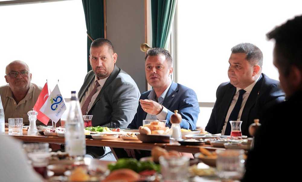 Başkan Sarıkurt, M Plakalı Şoför Esnafıyla Bir Araya Geldi