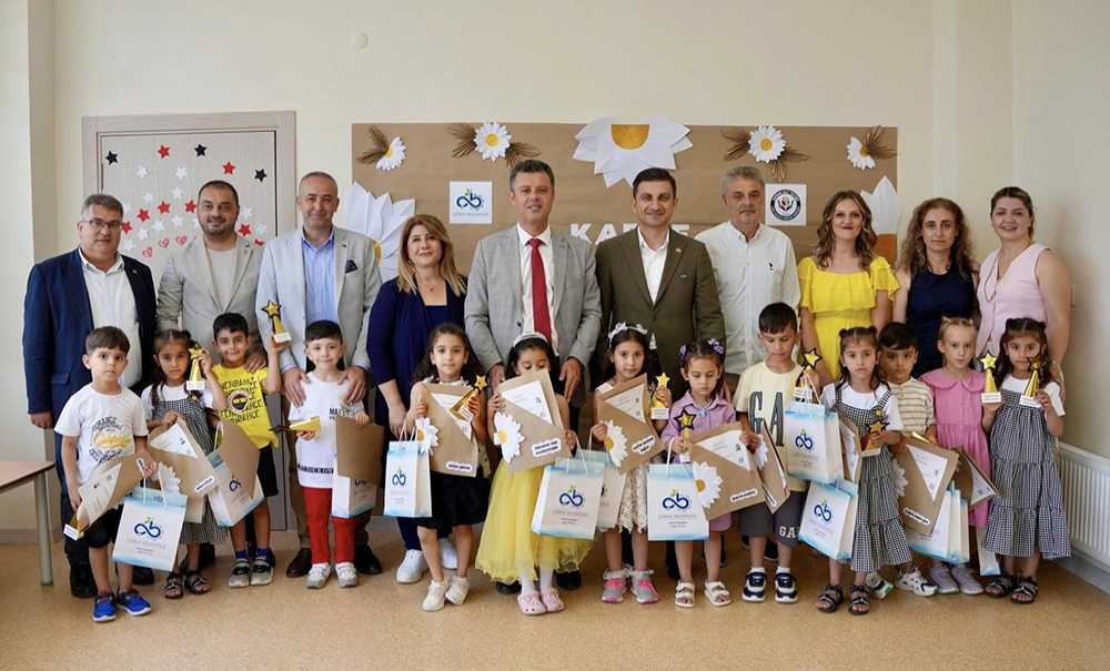 Başkan Sarıkurt Öğrencilerin Karne Heyecanına Ortak Oldu