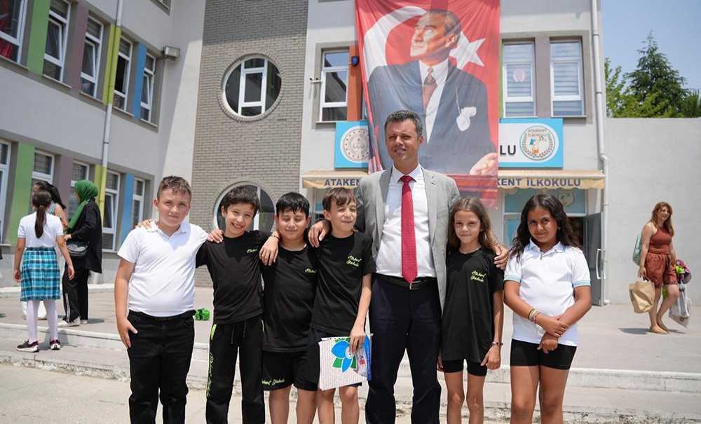 Başkan Sarıkurt Öğrencilerin Karne Heyecanına Ortak Oldu