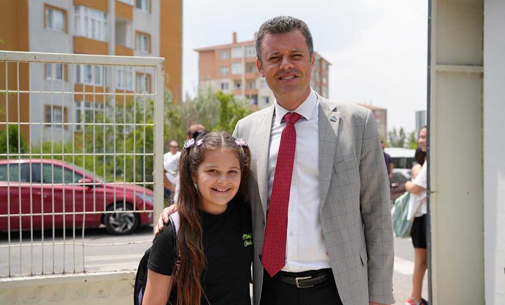 Başkan Sarıkurt Öğrencilerin Karne Heyecanına Ortak Oldu