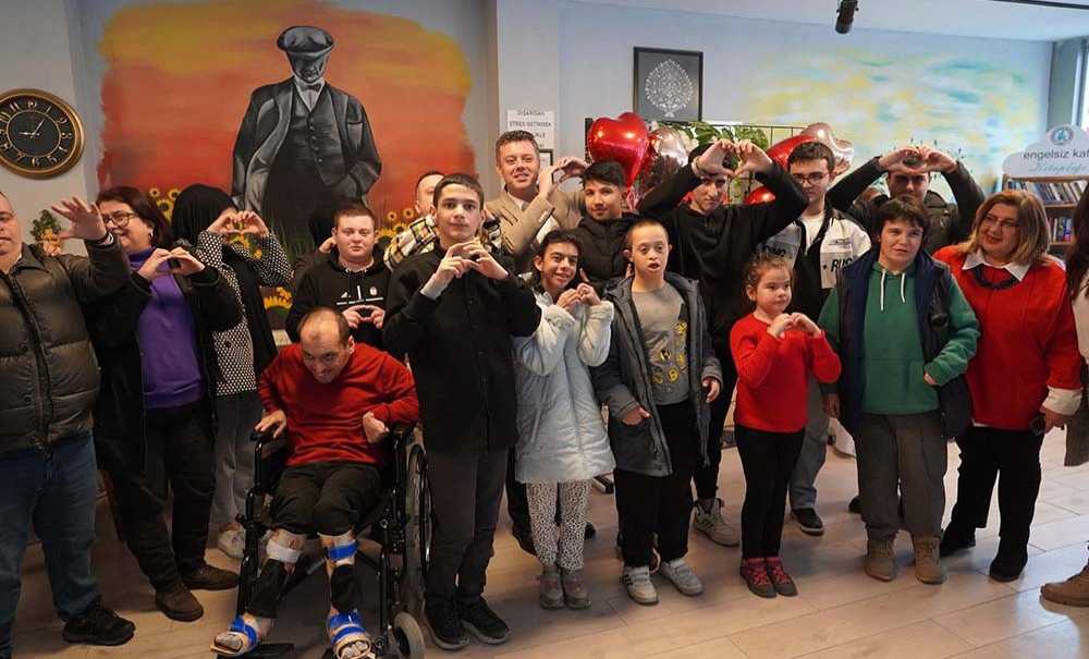 Başkan Sarıkurt ‘Sevgililer Günü'ne Özel' Sergiye Katıldı