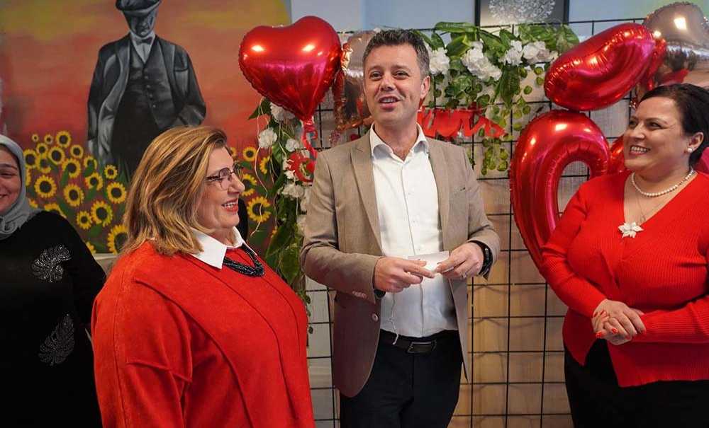 Başkan Sarıkurt ‘Sevgililer Günü'ne Özel' Sergiye Katıldı