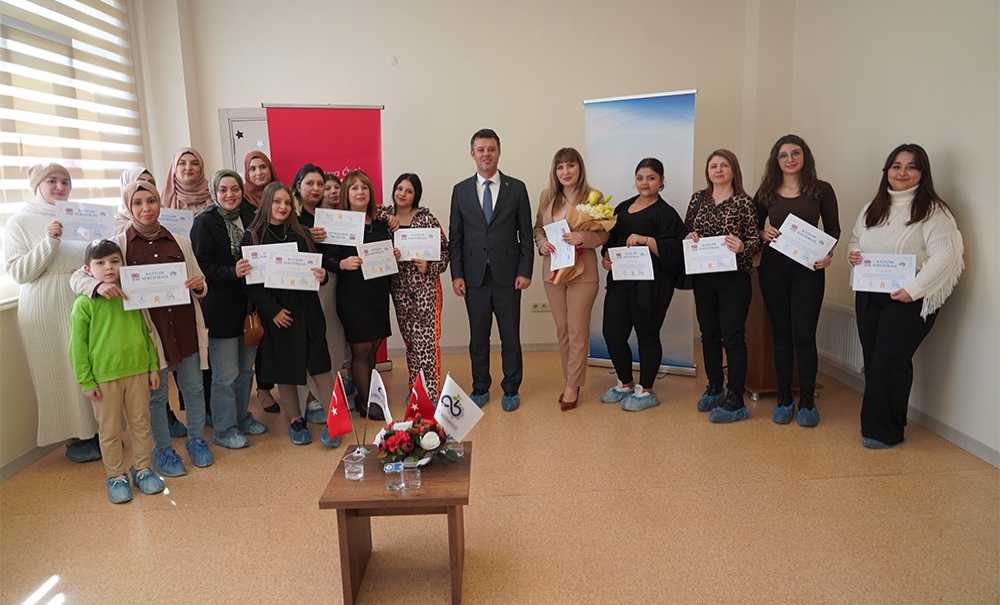 Başkan Sarıkurt'tan Kursiyerlere Sertifika