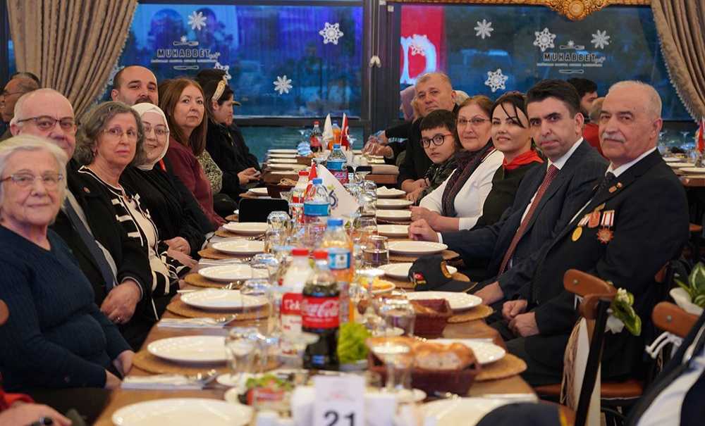 Başkan Sarıkurt'tan Şehit Aileleri Ve Gaziler Onuruna İftar Yemeği