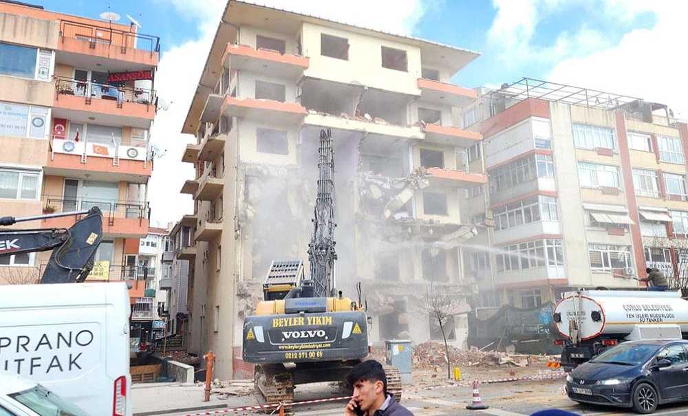 Bina Yıkıldı, Molozları Kaldırılıyor