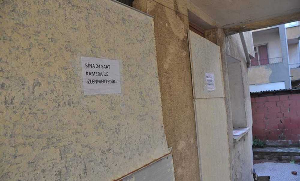 Binanın Girişleri Tekrar Kapatıldı
