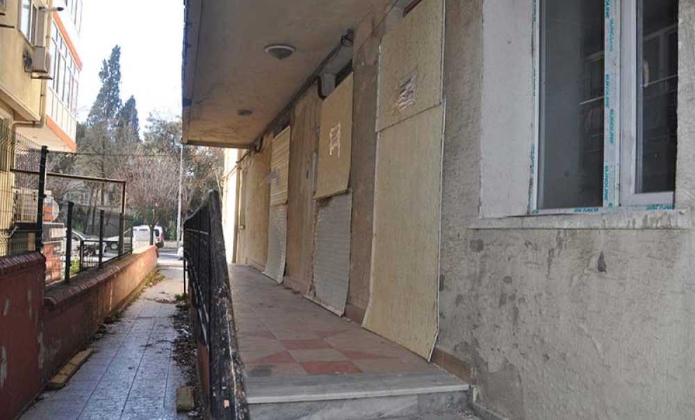 Binanın Girişleri Tekrar Kapatıldı