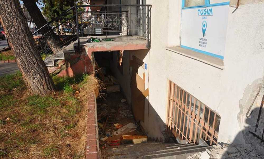 Binanın Girişleri Tekrar Kapatıldı