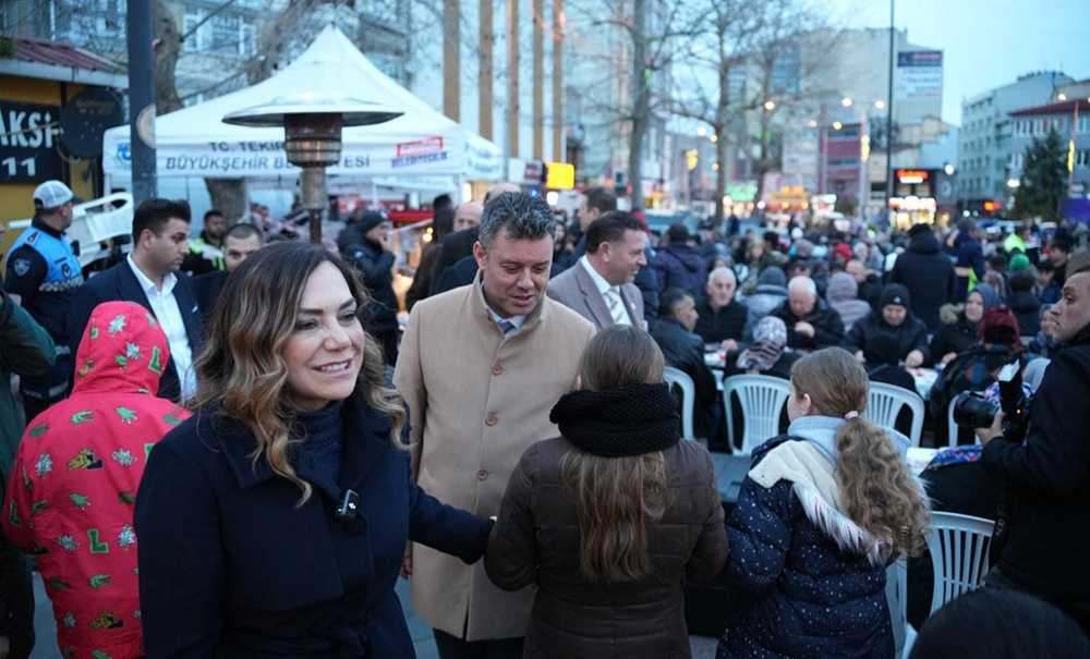 Binlerce Çorlulu Cumhuriyet Meydanı'nda İftarda Buluştu