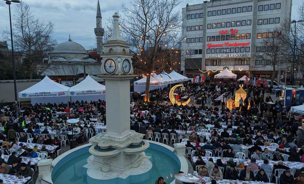 Binlerce Çorlulu Cumhuriyet Meydanı'nda İftarda Buluştu