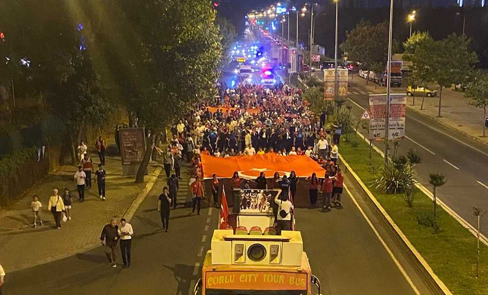 Binlerce Kişi Vatan Ve Bayrak İçin Yürüdü