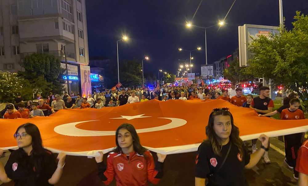 Binlerce Kişi Vatan Ve Bayrak İçin Yürüdü