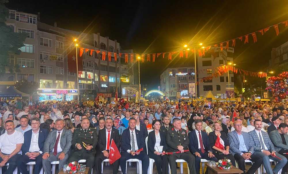 Binlerce Kişi Vatan Ve Bayrak İçin Yürüdü