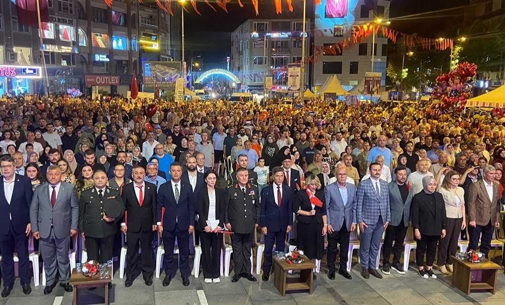 Binlerce Kişi Vatan Ve Bayrak İçin Yürüdü
