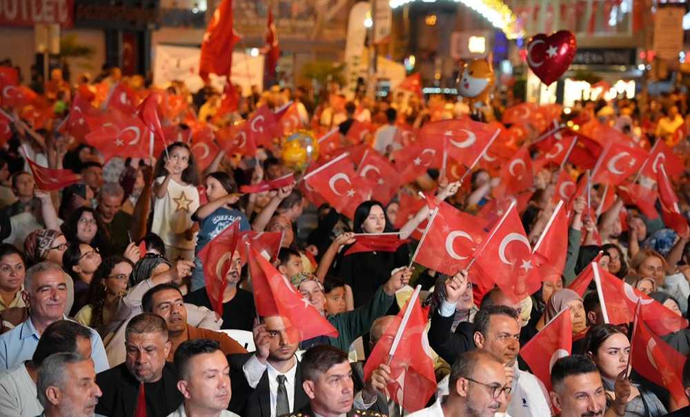 Binlerce Kişi Vatan Ve Bayrak İçin Yürüdü