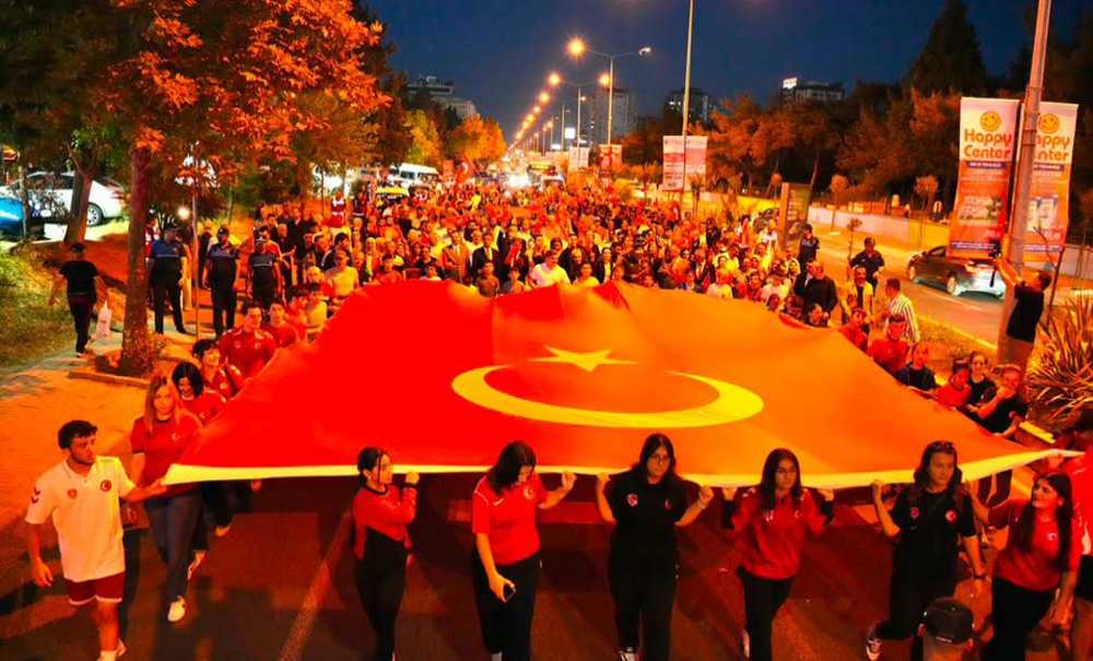Binlerce Kişi Vatan Ve Bayrak İçin Yürüdü